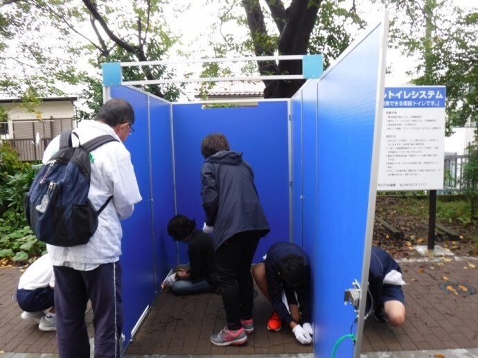 写真：トイレ組立訓練