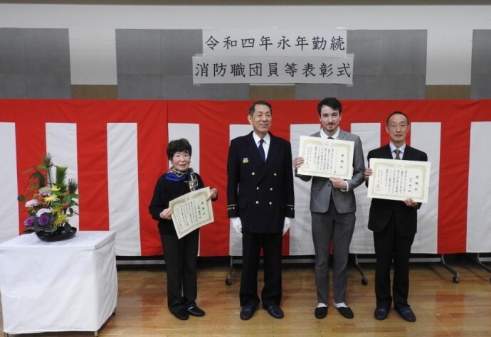写真:消防協力者と市長