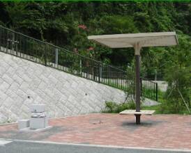 写真：アザリエやまゆり公園　ベンチ