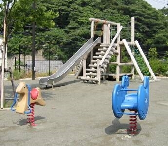 写真：けやきの広場　スプリング遊具　すべり台