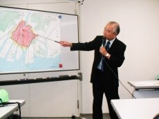 写真：市内地図を使って当時の様子を説明（被爆体験講話）