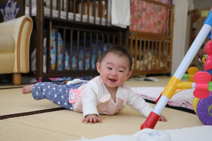 写真：子育て支援センターですごす赤ちゃん