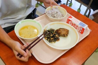 写真:中学校の給食