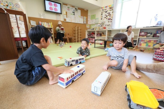 写真：ほっとスペースで遊ぶ子ども