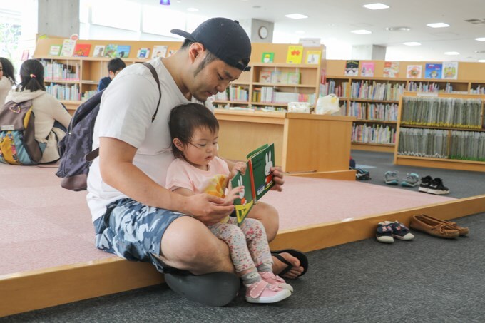 写真：図書館で過ごす親子