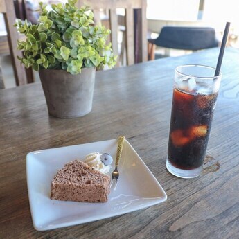 写真：ケーキと飲み物