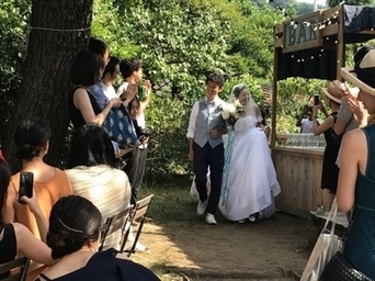 写真：二人が出会った場で結婚式を挙げました