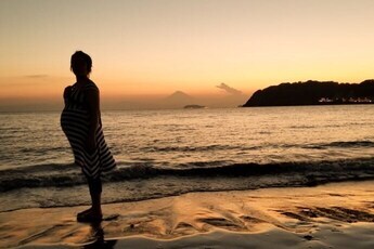 写真：夕焼けの逗子海岸をお散歩