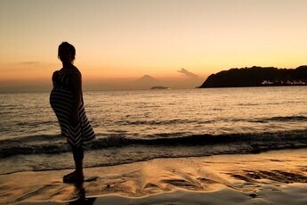 写真：夕焼けの逗子海岸をお散歩