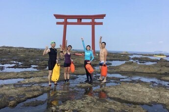 写真：仲間たちと葉山まで遠泳