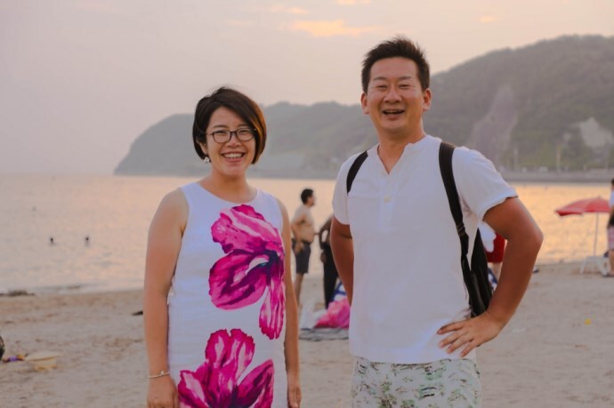 写真：夕暮れの逗子海岸で松田さん夫妻