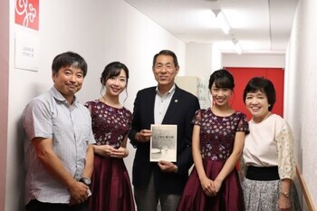 写真：三浦郷太さん、山田華さん、市長、山田麗さん、森川いつみさん