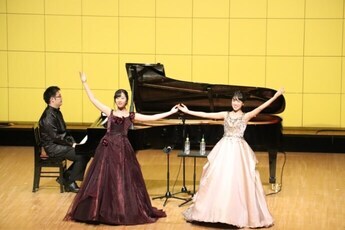 写真:歌う山田姉妹