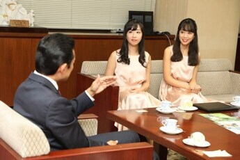 写真：山田姉妹と平井市長