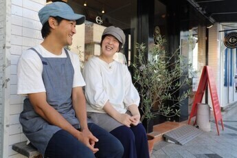 写真：英治さん、朋子さん