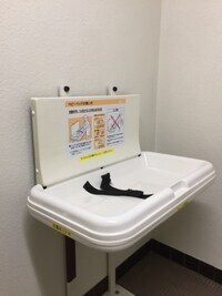 写真：逗子市役所多機能トイレ内おむつ替え用ベッド