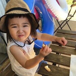 写真：おやつを食べる子