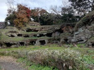 写真：まんだら堂やぐら群