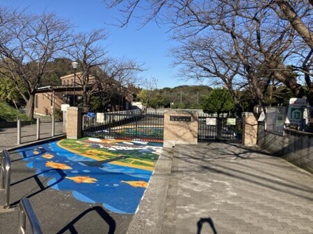 写真：池子小学校校門前