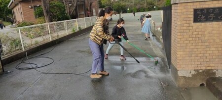 写真：地面のそうじ