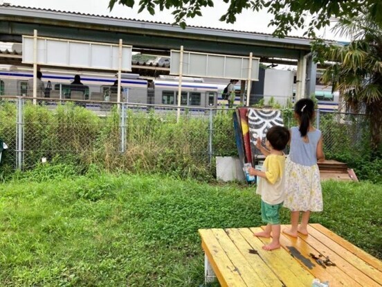 写真：ホームの真横の広場