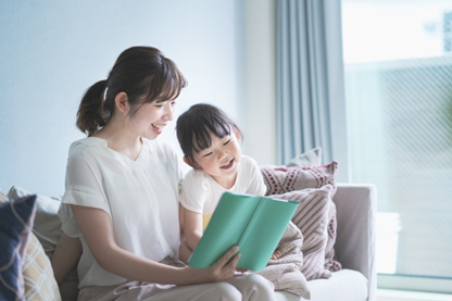 写真：本を読む親子