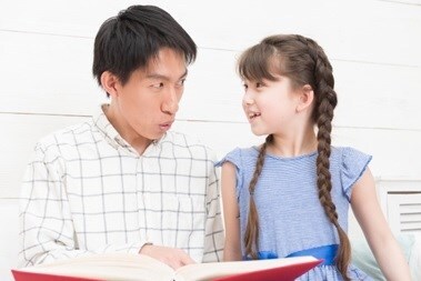 写真：子どもと本を読むお父さん
