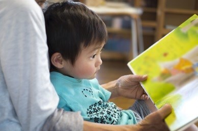 写真：絵本を見る子