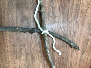 写真：クロスさせて毛糸を結んだ枝
