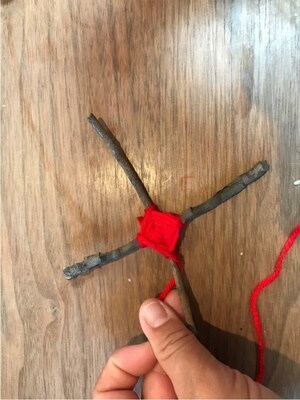 写真：毛糸を巻き付ける様子
