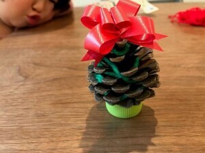 写真：リボンを乗せた松ぼっくりツリー