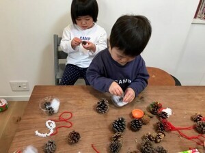 写真：工作中の子どもたち