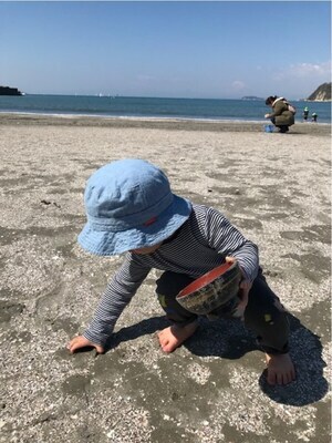写真：ビーチコーミングする子ども