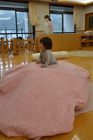 写真：シーツをかけたお山