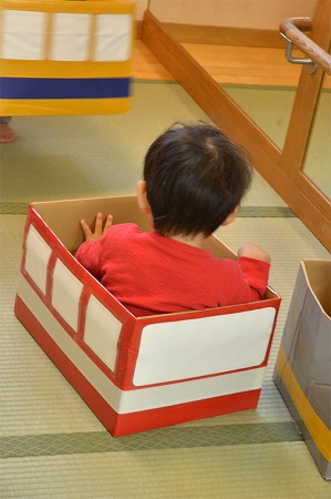 写真：電車段ボールボックスに入る子