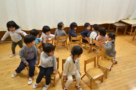 写真：椅子取りゲームの様子