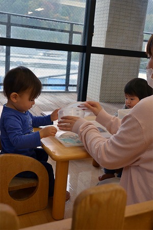 写真：もう一度やる準備をする保育士さん