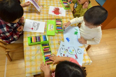 写真：お絵描きする子どもたち