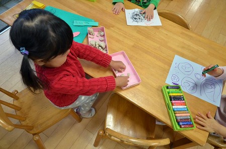 写真：粘土で遊ぶ子