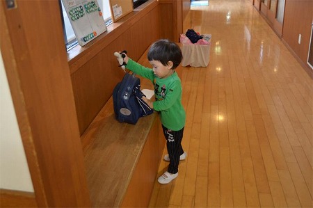 写真：完成品をかばんにしまう子