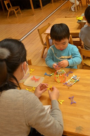写真：集中して遊ぶ様子