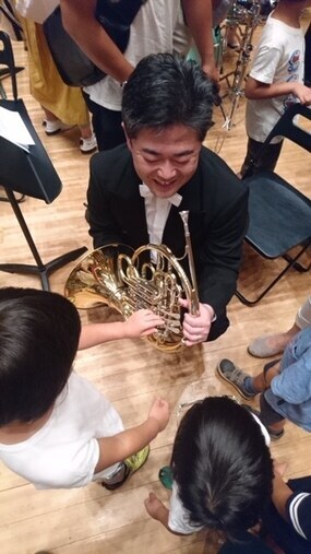 写真：ホルンに触れる子