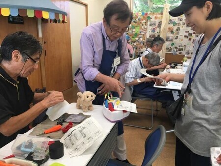 写真：受け渡しの様子