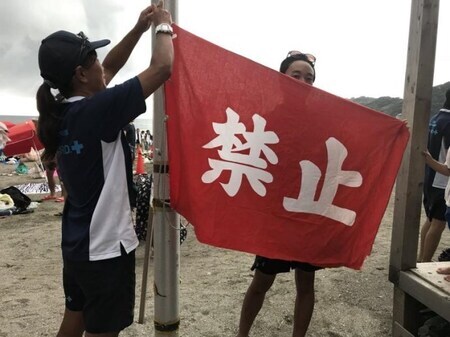 写真：遊泳禁止の赤旗