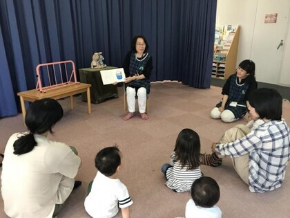 写真：おひざにだっこのおはなし会の様子