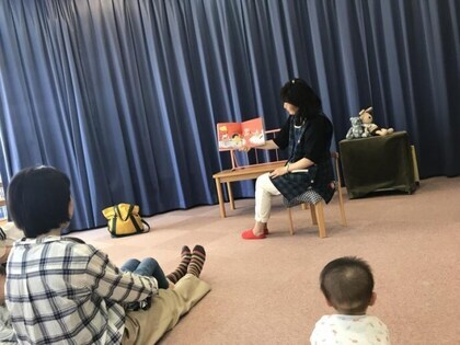 写真：絵本の読み聞かせの様子