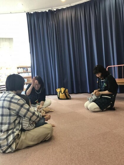 写真：手あそびの様子