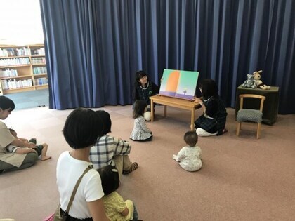 写真：おおきな絵本の読み聞かせ