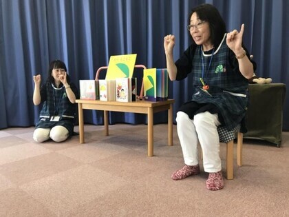 写真：ろうそくのうたを歌う様子