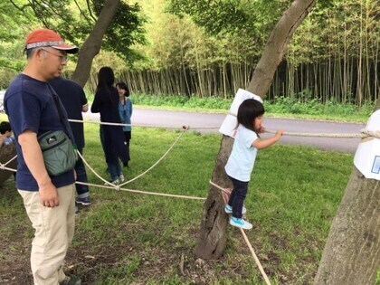 写真：プレイパークで遊ぶ子